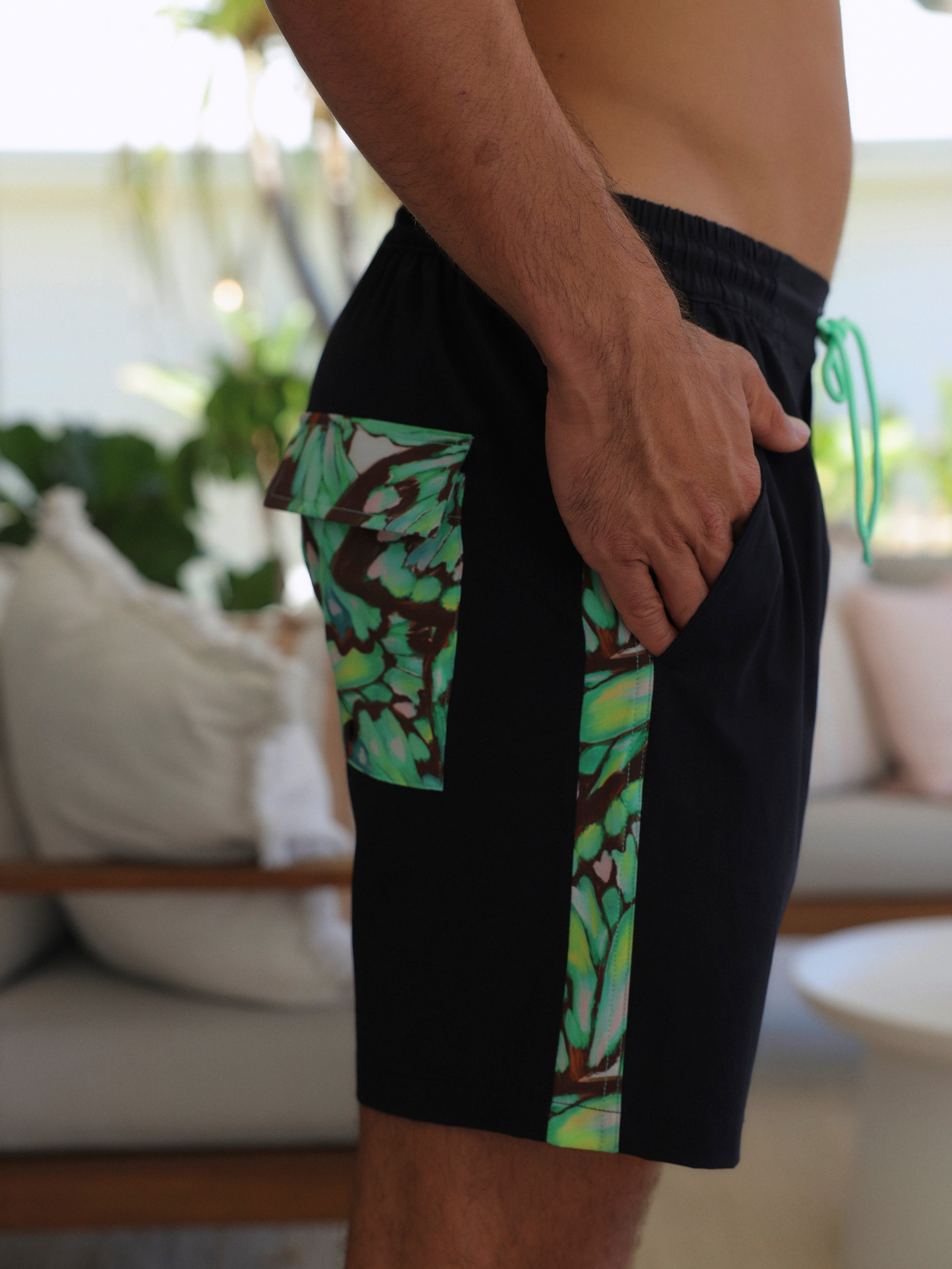 KISS & TELL MEN'S SHORT